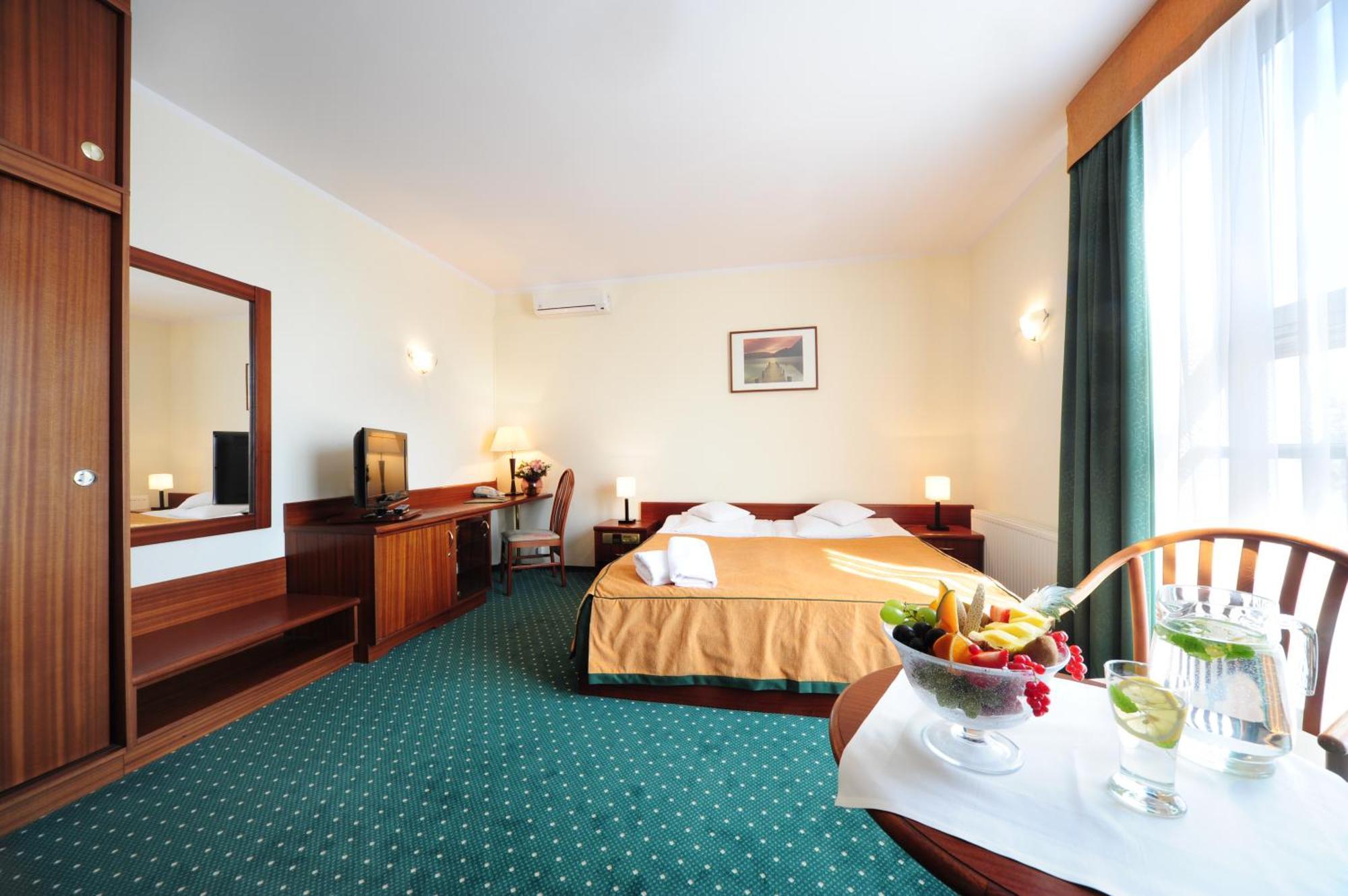 Hotel T&T Poznań Exteriör bild